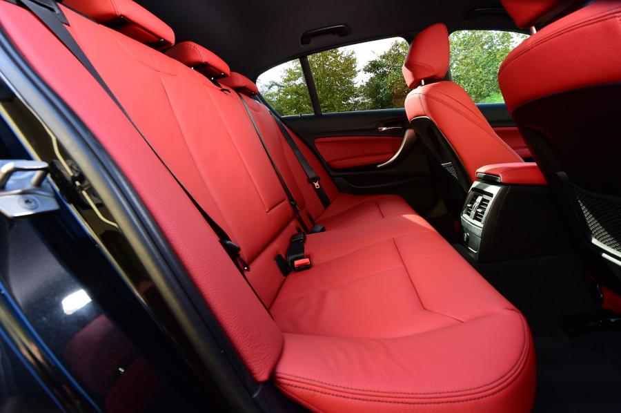 Интерьер BMW M140i 5-Door 2016 года  (UK) (фото 6 из 9)